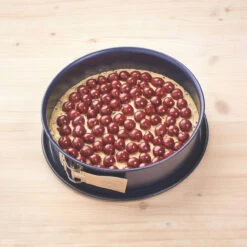 Dr. Oetker Kirschli Kuchen -Deutschland Snack Verkäufe 2024 1 01 801500 Kirschli Kuchen 2023 Handling2 1500x1500 jpg 1280x1280