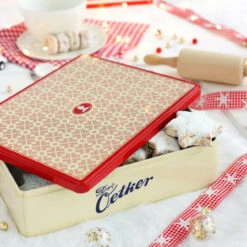 Dr. Oetker Keksdose "Stickerei" 11 Dr. Oetker Keksdose "Stickerei" -Deutschland Snack Verkäufe 2024 112017 A Dose Stickerei lebeliebebacke 1500x1500 1280x1280