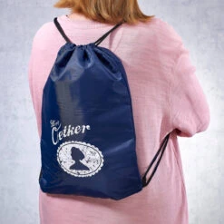 Dr. Oetker Kühltasche Zugbeutel -Deutschland Snack Verkäufe 2024 152201 Kuhltasche Zugbeutel dunkelblau getragen 1500x1500px 1280x1280