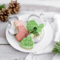 Dr. Oetker Gefüllte Keksdose "Winter Outfit" -Deutschland Snack Verkäufe 2024 Ausstecher Winter Outfit 3 tlg 3 1280x1280